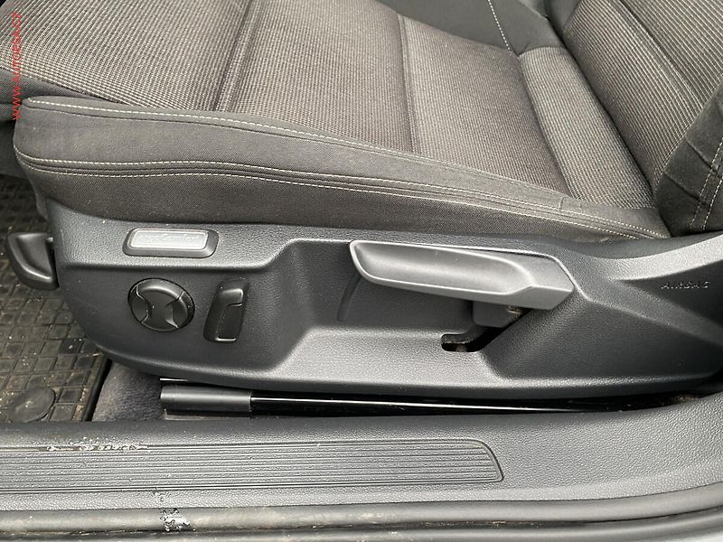 Volkswagen Passat (2015) 1.6TDi, DSG, LED - fotka 15 z 19