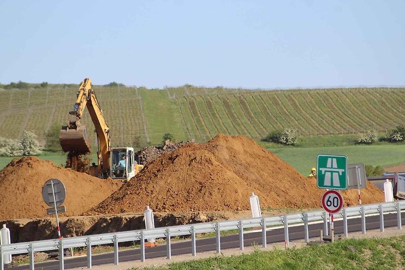 Provoz u rozestavěného úseku dálnice D55 u Bzence druhé květnové ráno 2025.