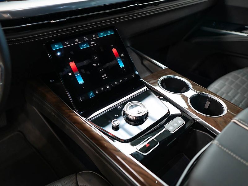 Cadillac Escalade (2026) 6.2 V8 Sport Platinum 2026 - fotka 28 z 46