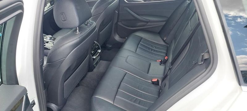 BMW Řada 5 (2021) 530d 3.0 xDrive AT Touring - fotka 9 z 14