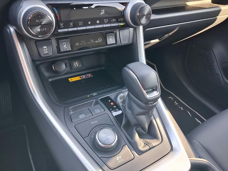 Toyota RAV4 2.5 HSD e-CVT AWD Selection - fotka 17 z 23