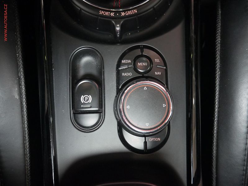 Mini Clubman (2016) 2.0 4x4, LED, panor, navi - fotka 17 z 19