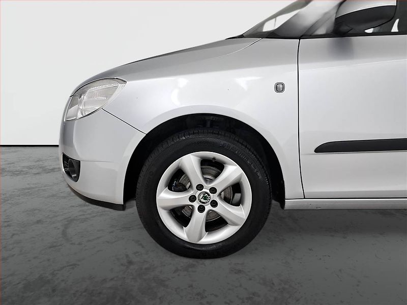 Škoda Fabia (2009) Elegance 1.6 16V, ČR,1.maj - fotka 14 z 17