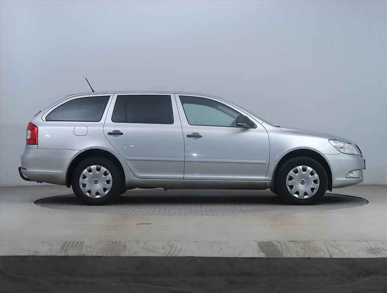 Škoda Octavia (2011) Ambiente 1.6 TDI - fotka 6 z 13