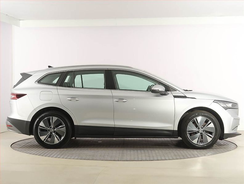 Škoda Enyaq (2023) Loft iV 80 (82 kWh), SoH 94% - fotka 6 z 28