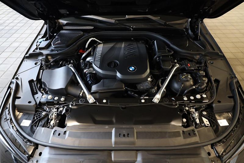 BMW Řada 5 520d xDrive - fotka 9 z 18