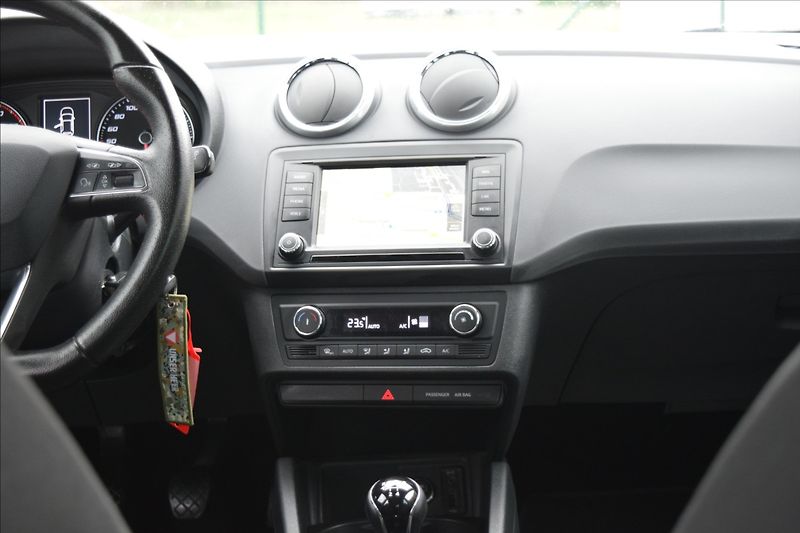 Seat Ibiza 1,2 i 66KW FR-LINE NÍZKÉ KM - fotka 17 z 39