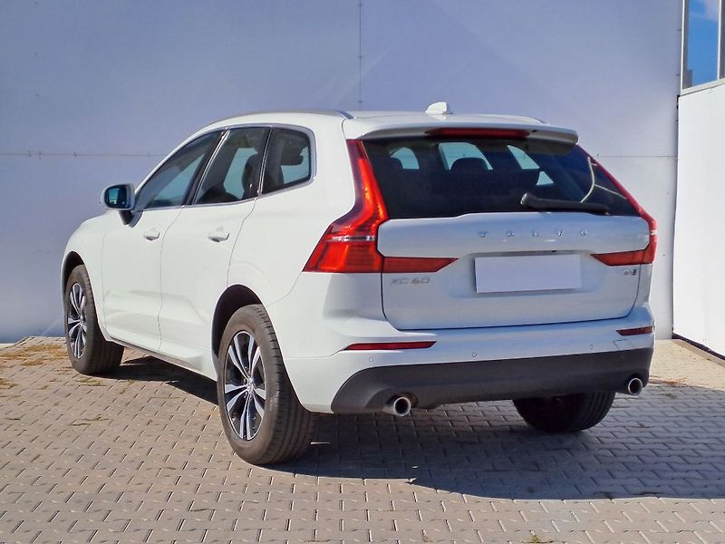 Volvo XC60 Momentum Pro B4 AWD 145kW - fotka 7 z 29
