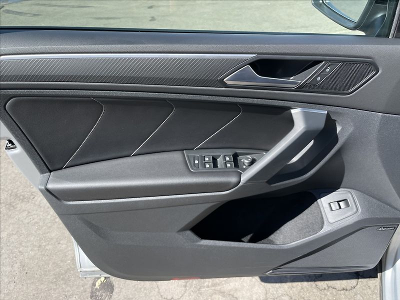 Volkswagen Tiguan 2,0 TDI 4Mot DSG R-Line Matrix - fotka 14 z 23