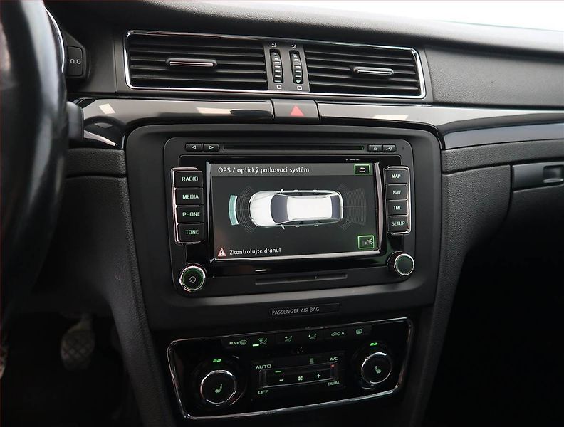 Škoda Superb (2014) 2.0 TDI, Navi, Xenony - fotka 16 z 26