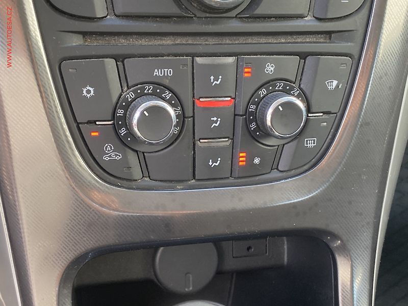 Opel Astra (2010) 1.6 T, ČR, AC - fotka 14 z 16