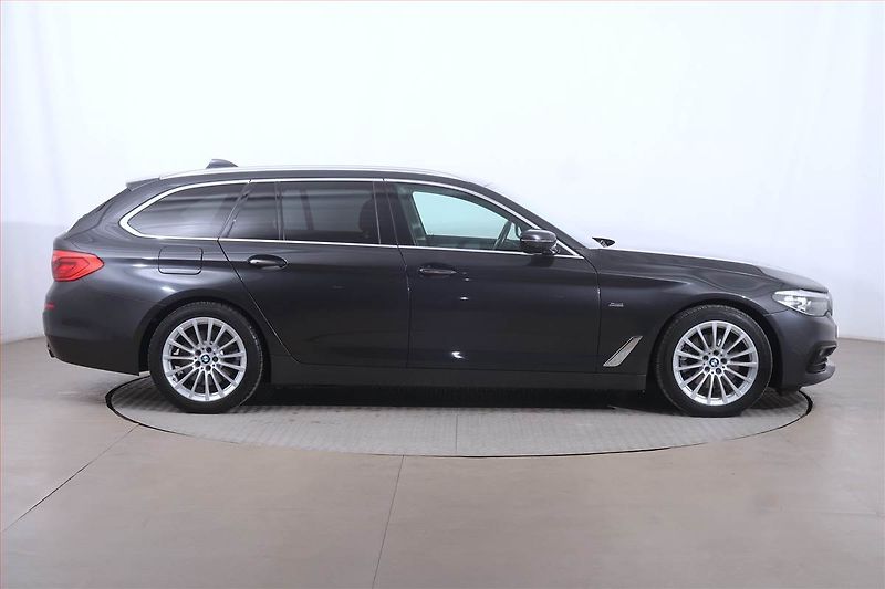 BMW Řada 5 (2017) Sport Line 520d xDrive - fotka 6 z 24