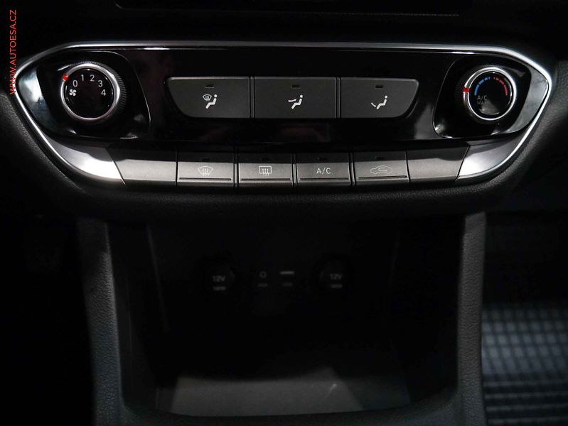 Hyundai i30 (2018) 1.0 T- GDI, ČR, servis.kniha - fotka 15 z 18
