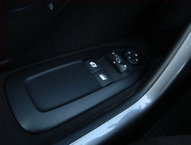 Peugeot 2008 (2018) 1.2 PureTech, Park. senzory - fotka 16 z 16