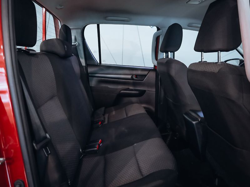 Toyota Hilux 2.4 D-4D Double Cab 4x4 Live - fotka 30 z 30