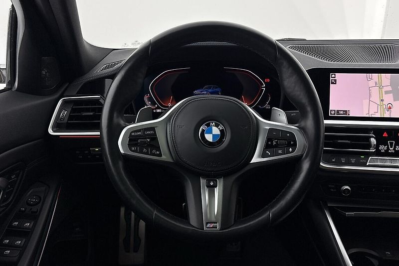 BMW Řada 3 330i xDrive - fotka 22 z 27