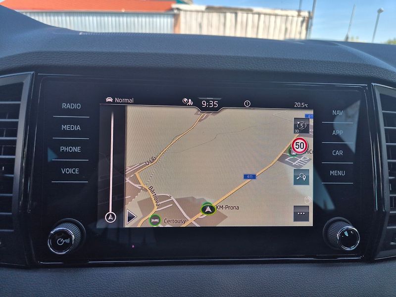 Škoda Karoq SportLine 2,0 TDI DSG 4x4 - fotka 25 z 34