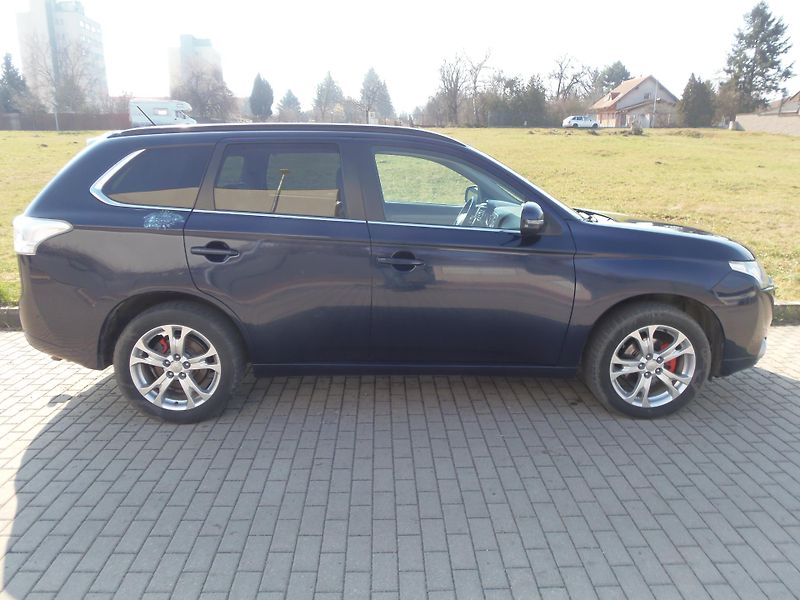 Mitsubishi Outlander (2013) 2.2 Di-D 4x4 AUTOMAT tažné - fotka 4 z 23
