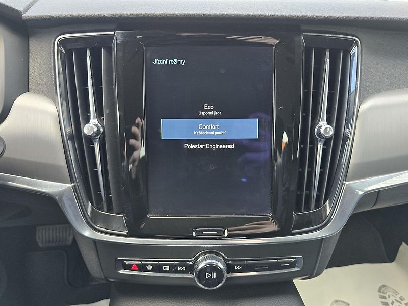 Volvo V90 D4 2,0 140kW 4x4 DPH MOMENTUM - fotka 19 z 45