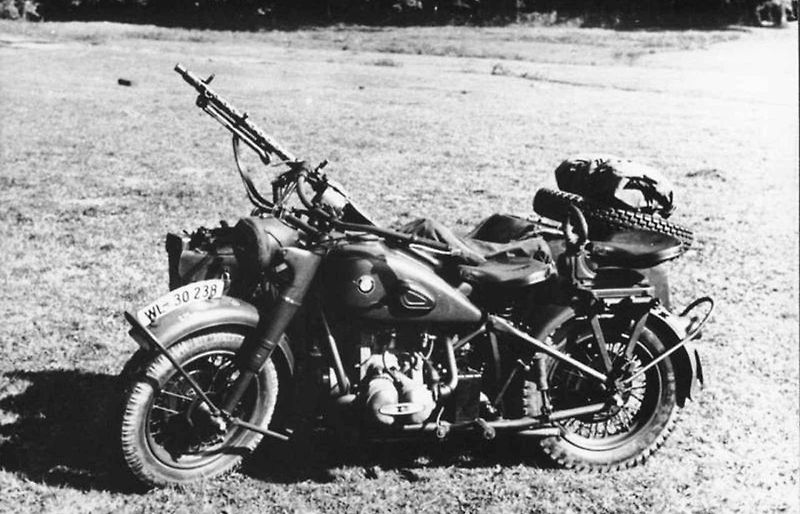 Cestou necestou. Tak jezdil ikonický německý válečný těžký motocykl BMW R75 z období II. světové války, který sloužil na všech frontách.