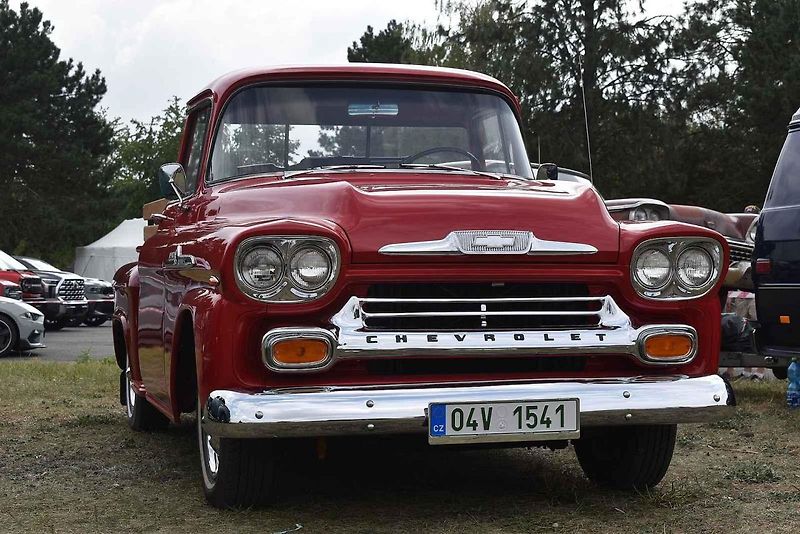 Pět stovek amerických korábů silnic se sjelo na sraz osmiválců Hradecká V8 na hradecké letiště.