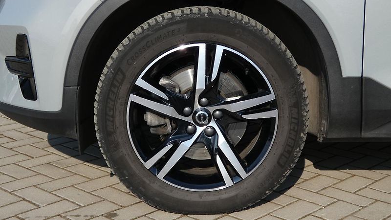 Volvo XC40 B3 PLUS DARK - fotka 22 z 23