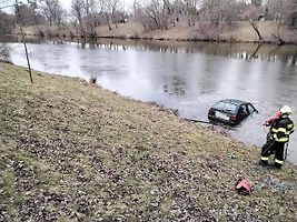 Ke kuriózní nehodě vyjížděli v sobotu přerovští profesionální hasiči. Auto skončilo v městském rybníce.