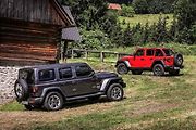 Nový Wrangler lze pořídit s elektricky stahovatelnou střechy Sky One-Touch, novým soft topem Zipperless Premium Sunrider a lehčím a snadno snímatelným třídílným hardtopem.
