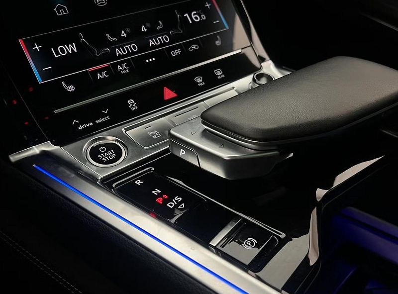 Audi Q8 e-tron 55 Q 360kam Vzduch Tažné Pano  - fotka 33 z 37