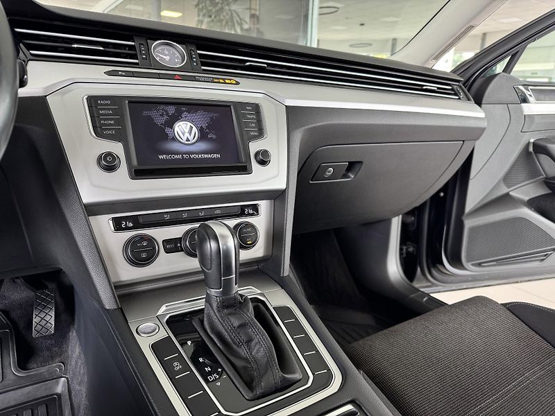 Volkswagen Passat 1,6TDI DSG*ComfortLine*ACC*Nav - fotka 20 z 32
