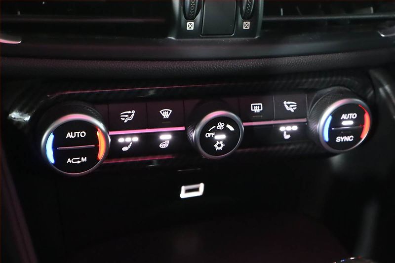 Alfa Romeo Giulia (2017) 2.0 Turbo - fotka 16 z 26