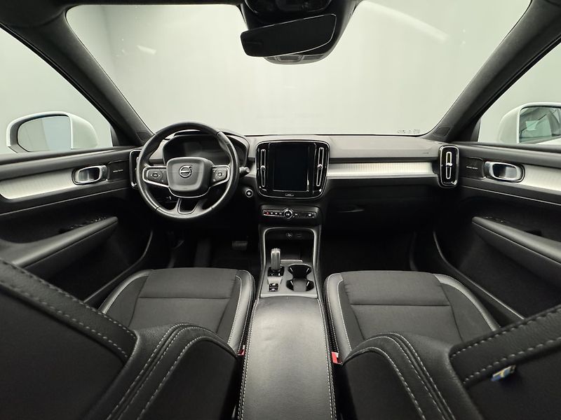 Volvo XC40 T4 MOMENTUM AUT - fotka 2 z 45