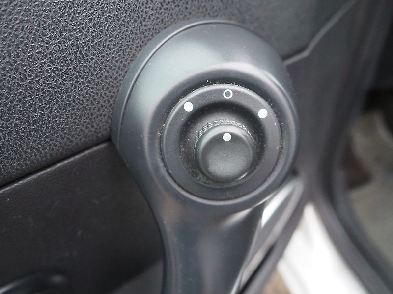 Renault Clio (2008) 1.5 dCi 63 kW - fotka 19 z 30