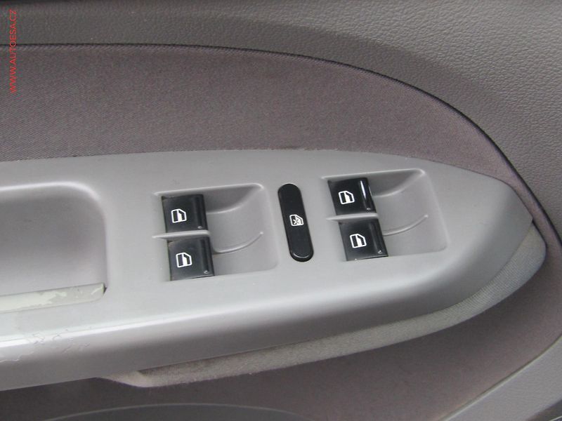 Volkswagen Touran (2006) 1.4TSi, autoAC, temp - fotka 11 z 15