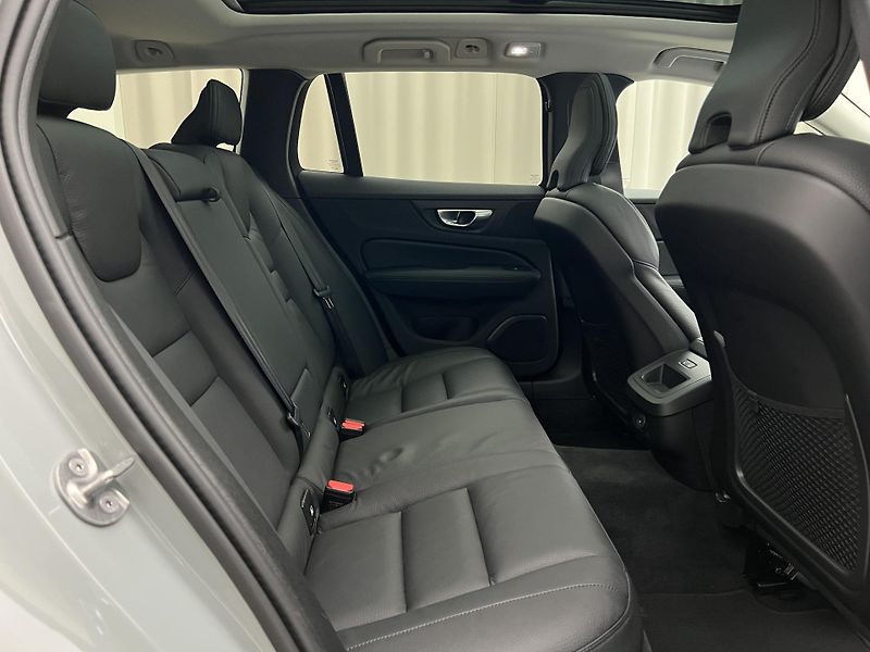 Volvo V60 B4 PLUS DARK AUT 1.maj. - fotka 22 z 47