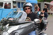 Motorkáři, mají při jízdě po silnici svou vlastní komunikaci. Je dobré ostatním účastníkům silničního provozu připomenout, co vlastně znamenají.