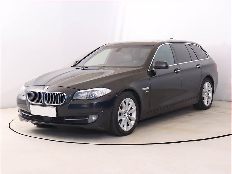 BMW Řada 5 (2013) 530d xDrive, 4X4, Automat - fotka 2 z 23