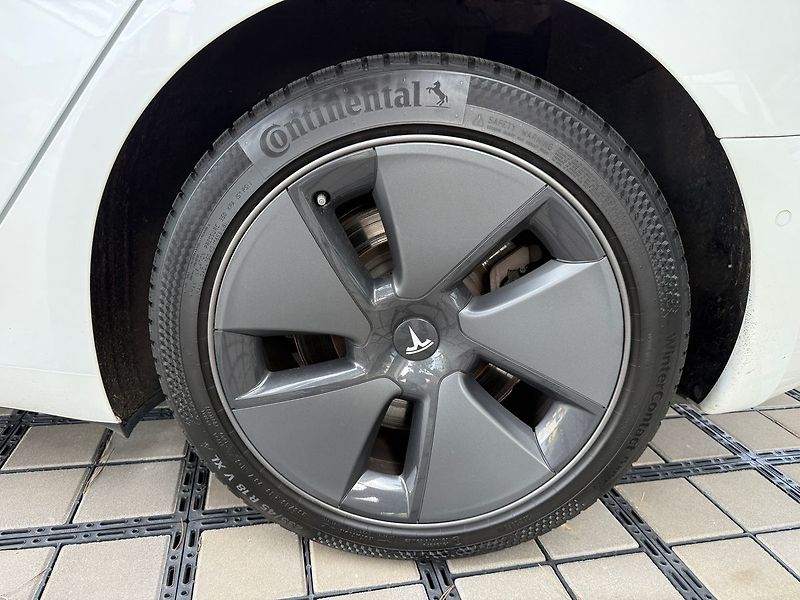 Tesla Model 3 Long Range AWD - fotka 7 z 41