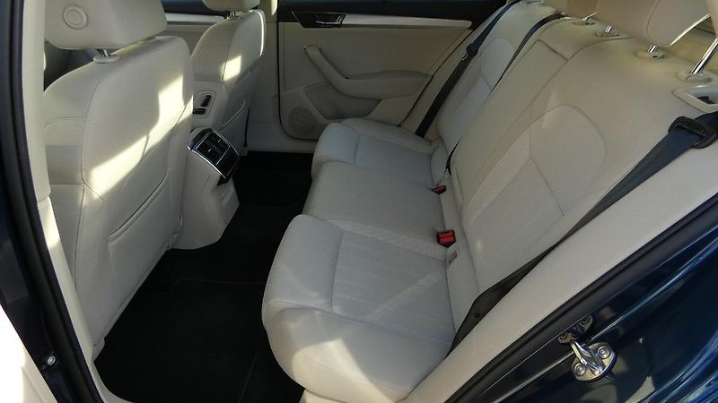 Škoda Superb Combi 2.0 TSI DSG Style - fotka 20 z 24