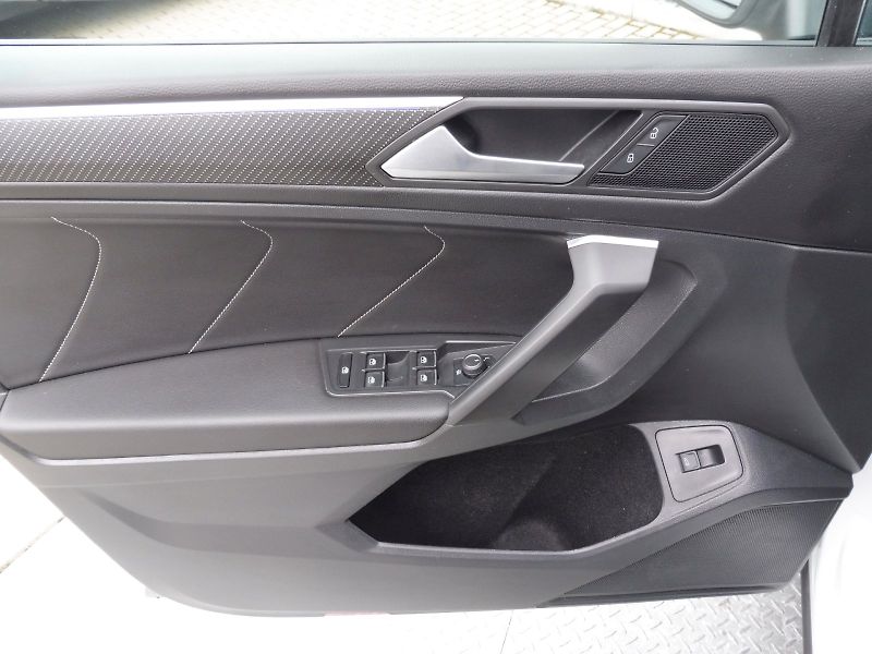 Volkswagen Tiguan Allspace (2022) R-Line 2,0 TSI 140kW DSG 4MOTI - fotka 19 z 27