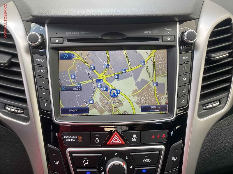 Hyundai i30 (2015) 1.6 CRDi, Trend, navi, kamera - fotka 17 z 19