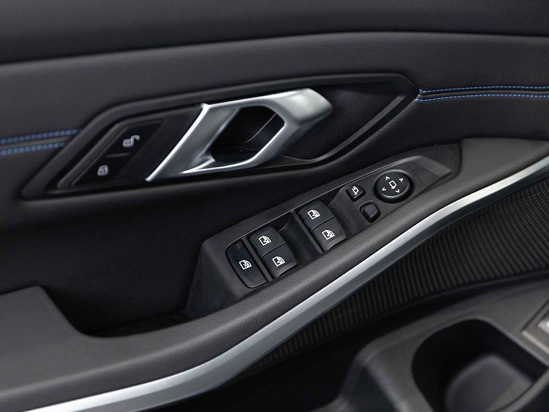 BMW Řada 3 330i xDrive Touring - fotka 17 z 21