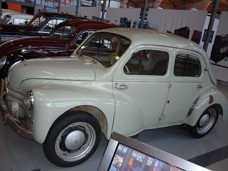 Renault 4CV byl prvním francouzským vozem s více než milionem vyrobených kusů. Zároveň se stal prvním západním osobním automobilem dováženým do někdejšího socialistického Československa. Foto: Wikimedia Commons, François Goglins, CC BY-SA 4.0