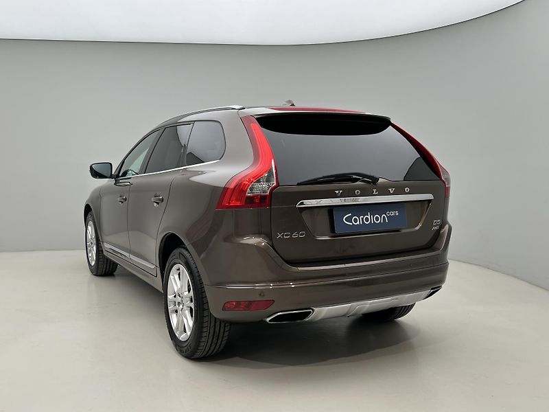 Volvo XC60 D5 AWD SUMMUM AUT CZ - fotka 10 z 38