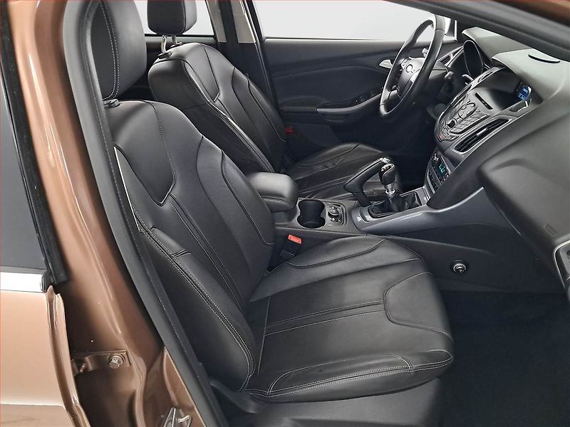 Ford Focus (2013) 1.0 EcoBoost, Tempomat - fotka 9 z 19
