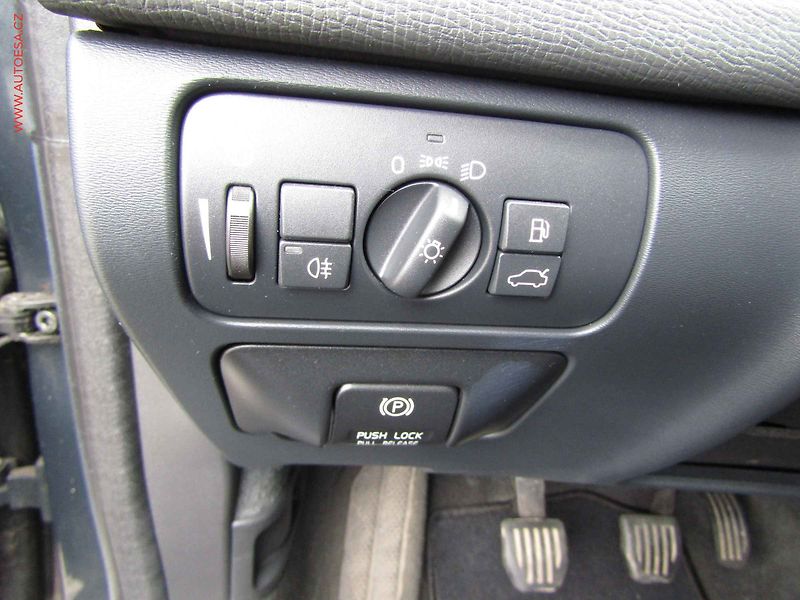 Volvo XC60 (2011) 2.0 D3, 1.maj, Panorama - fotka 13 z 24