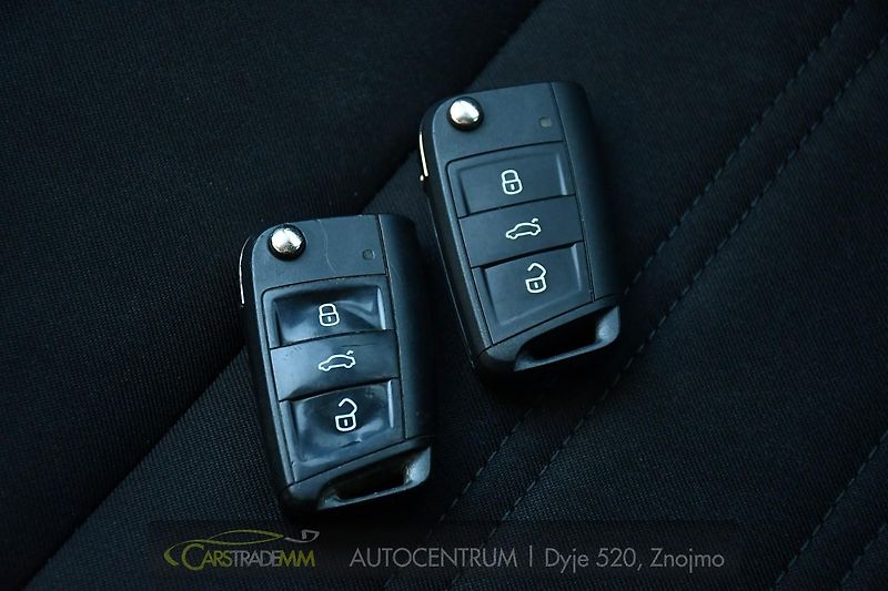 Škoda Octavia 1,6TDi MT CARPLAY TAŽNÉ - fotka 34 z 50