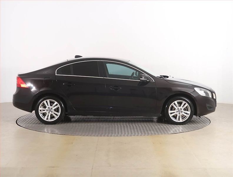 Volvo S60 (2011) D3, Automat, Navi, Tempomat - fotka 6 z 19