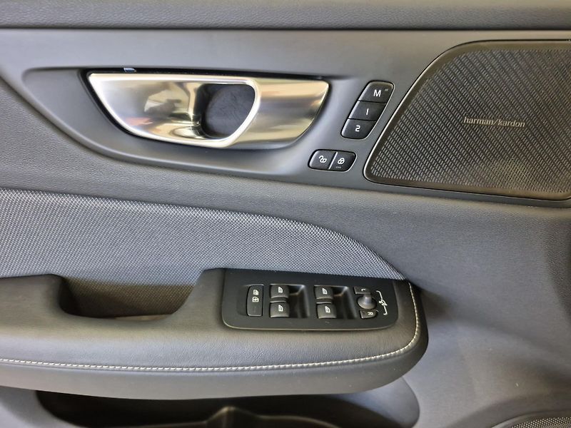 Volvo V60 B4 Plus Dark - fotka 15 z 15