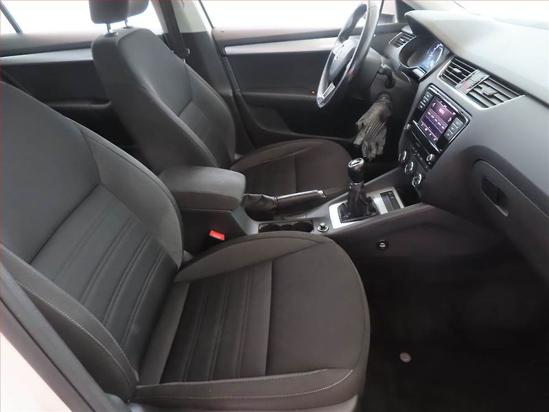 Škoda Octavia (2013) Elegance 1.6 TDI, Xenony - fotka 9 z 13
